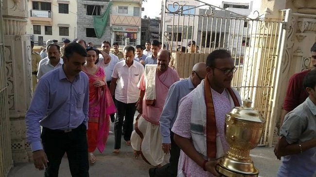 ipl mumbai indiance troffe put into dwarka temple by nita ambani