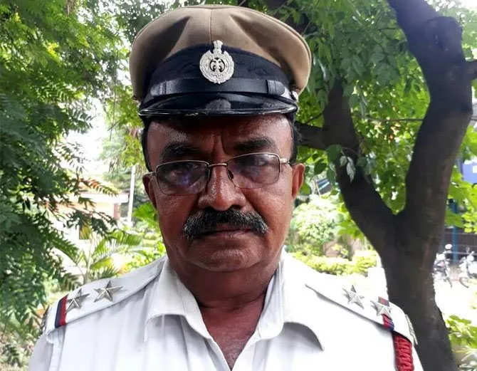 Bangalore Traffic Police Stop President Car For Ambulance