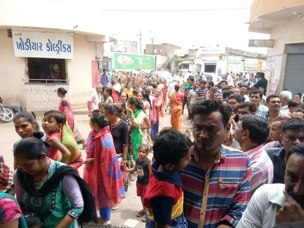People Swarm To Get Protection Against Swine Flu