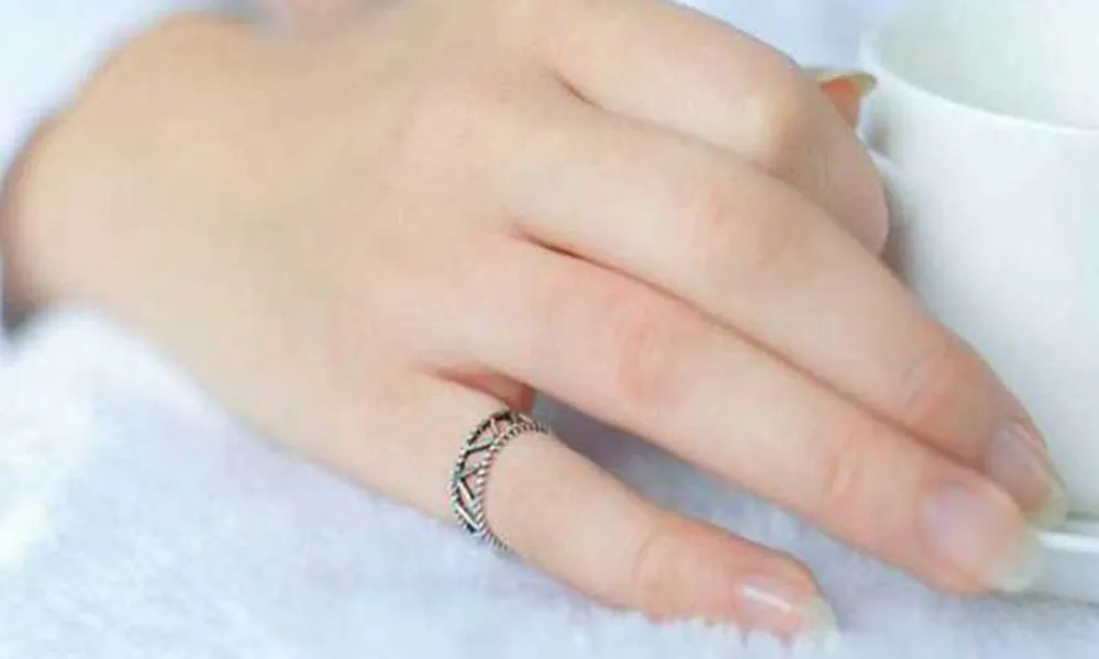 Wearing-A-Silver-Ring-In-This-Finger-Will-Have-Many-Benefits