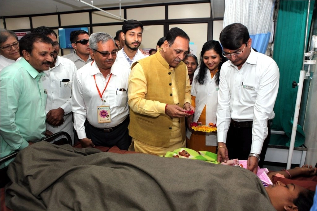 HON. CM AT LALLUBHAI AROGYA KENDRA