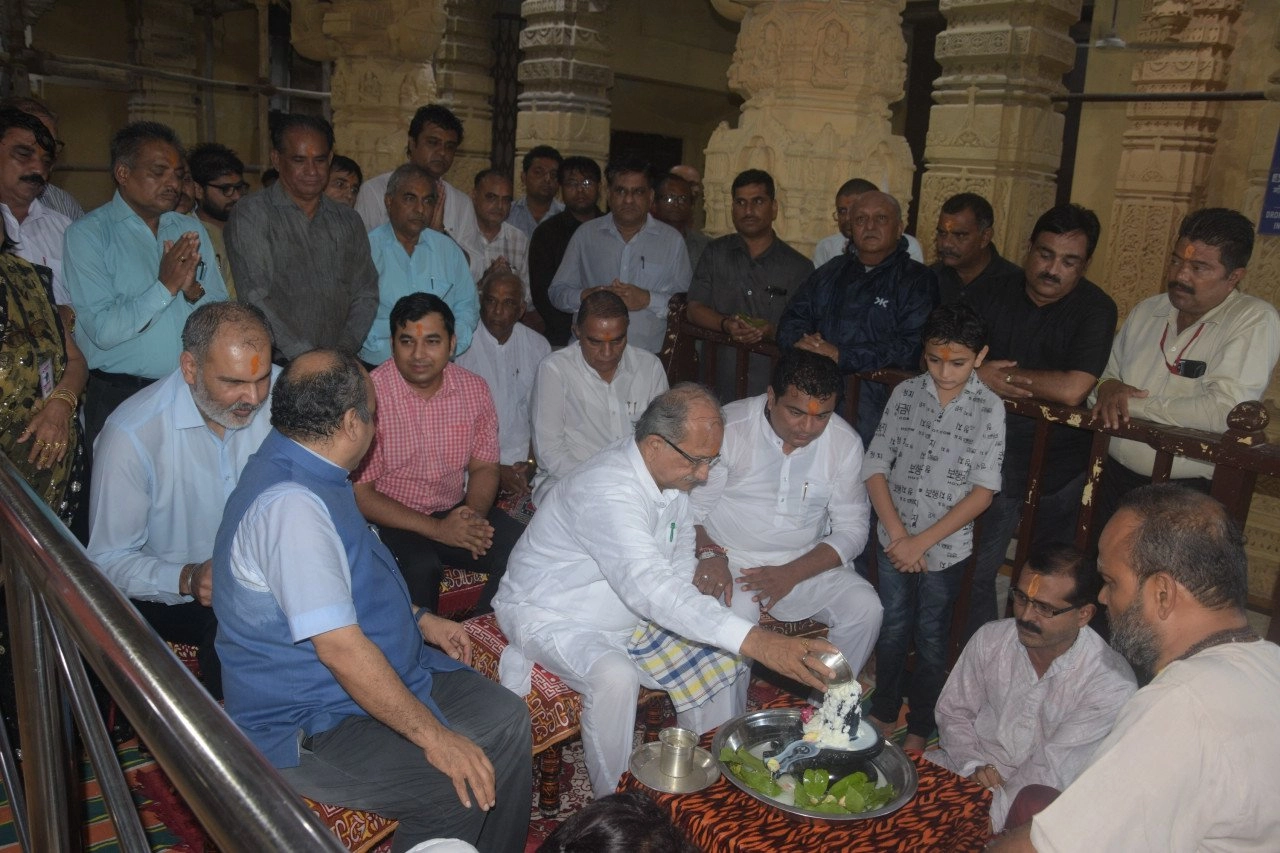 education-minister-bhupendrasinh-chudasama-than-somnath-dada-mahapooja