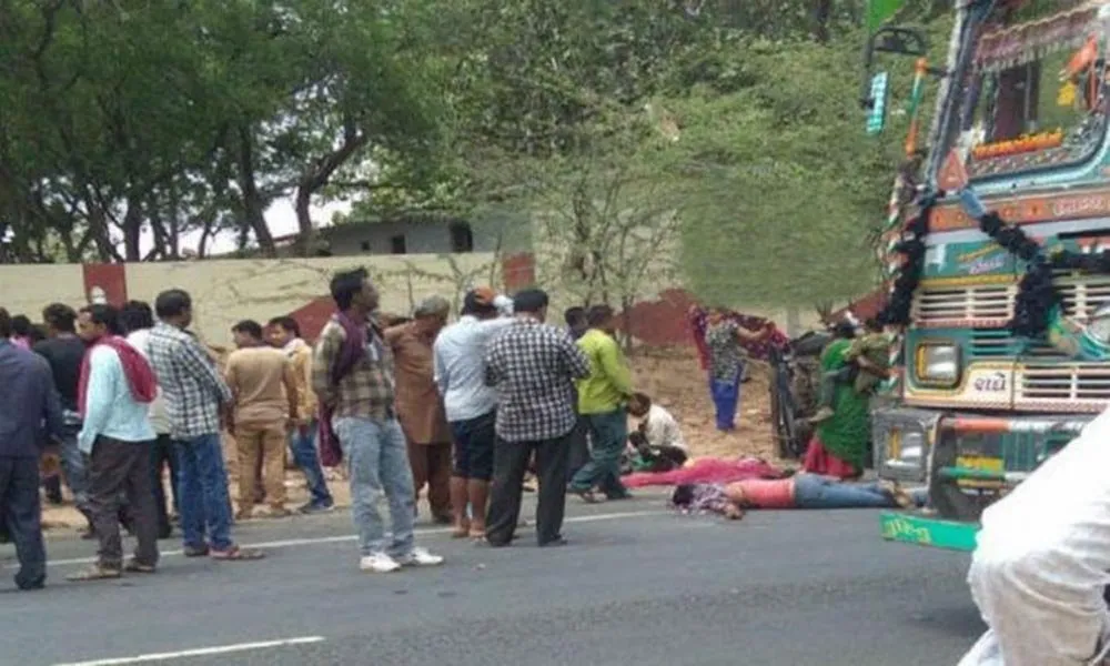 A-12-Pearl-Auratati-Including-Three-Children-In-A-Triple-Accident-Near-Manukva-Of-Kachchh
