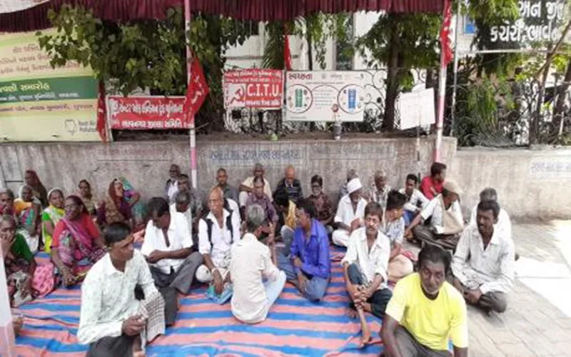 In-Bhavnagar,-Taking-Away-The-Labor-Of-The-Laborers-For-1200-Days-Of-Work,-The-Picket-At-The-Collector'S-Office