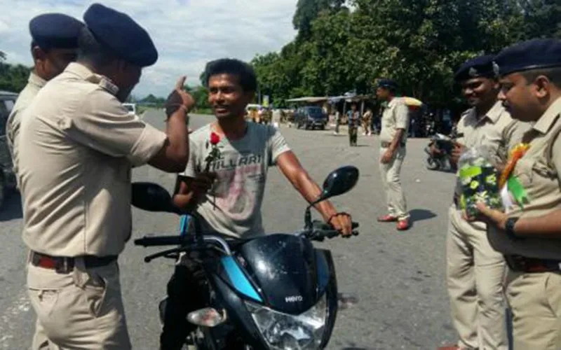 Rajkot-Police-Celebrated-No-Penalty-By-Giving-Pen-Roses-To-Traffic-Breakers