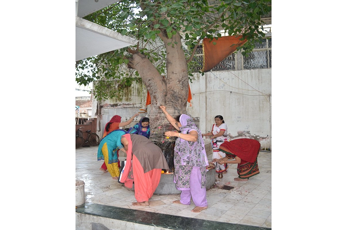 women-pouring-brass-water-at-the-parents-doorstep