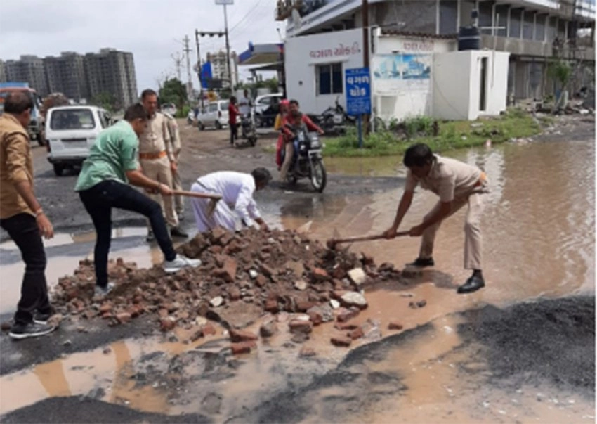 police-repaired-the-road-in-ganesh-dissolution-route