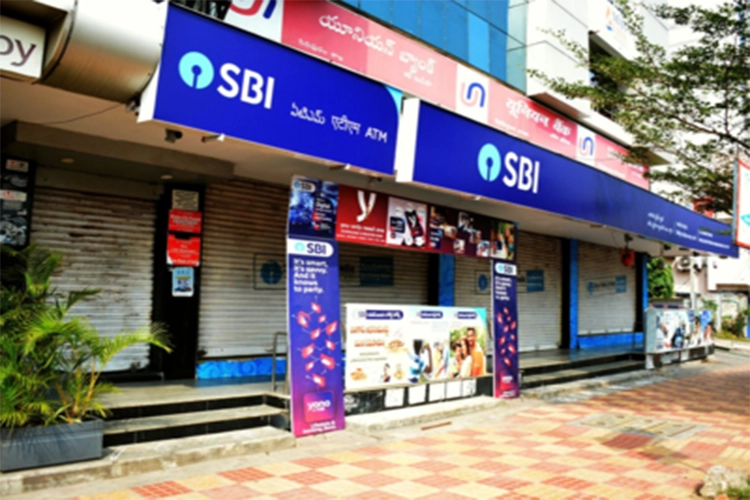 Bank unions defer 2 day strike operations to be normal on S ...JPG