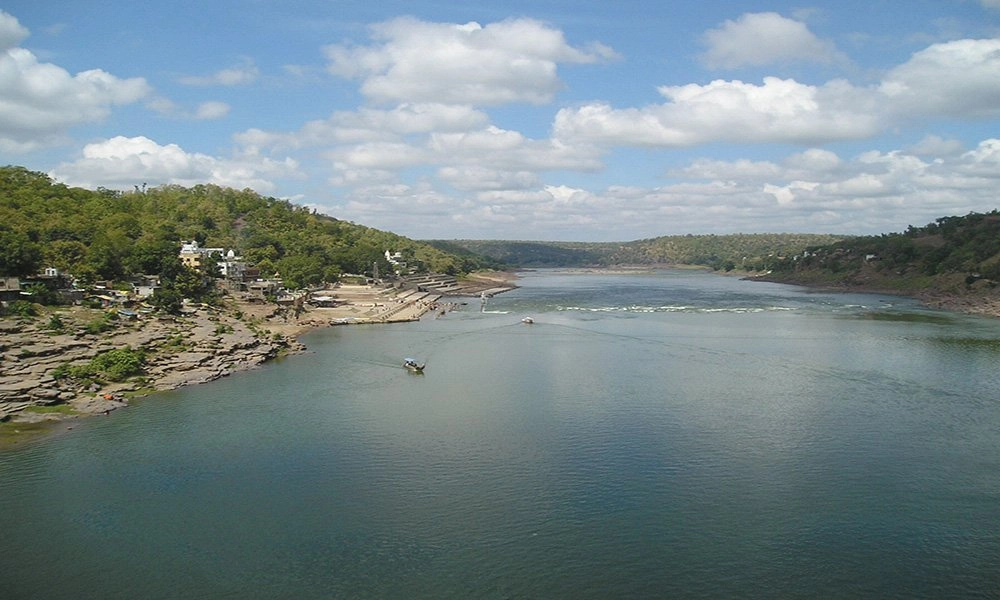 Narmada River Madhya Pradesh India.jpg