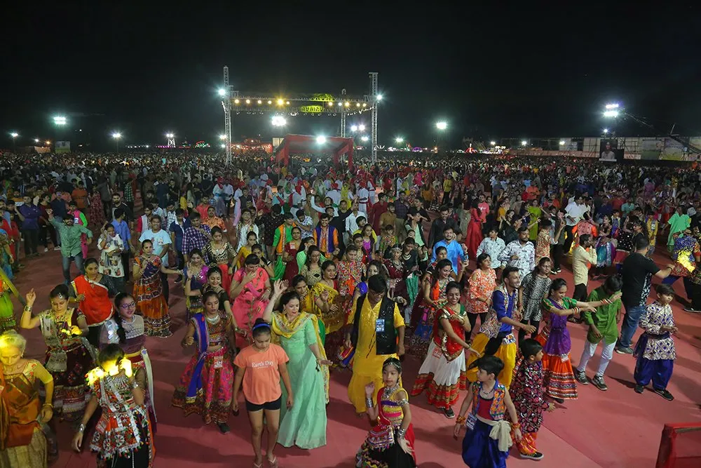 Abhatak-Becomes-Most-Expensive-Guest-At-Surbhi-Rasachetsav