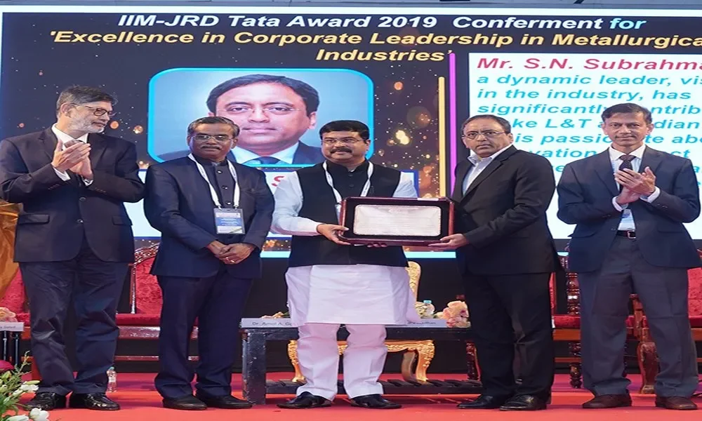 Lt Ceo Md Sn Subrahmanyan Third From Right Receiving Iim Jrd Tata A....jpg