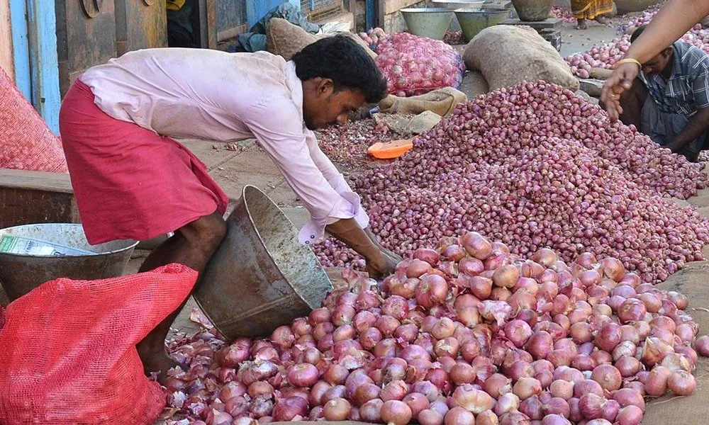 As Onions Touch Rs 165 A Kilo Centre Bank ...Jpg
