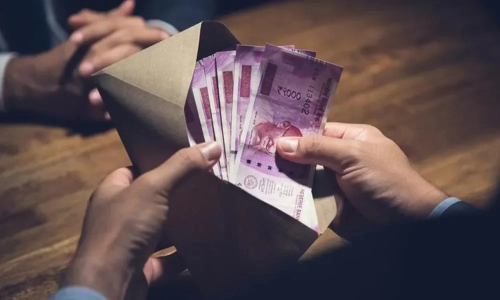 Businessman Counting Partner Agreement Private Currency Envelope 8Db3B382 23C5 11E9 A07D D8Ccc3Ad85D5
