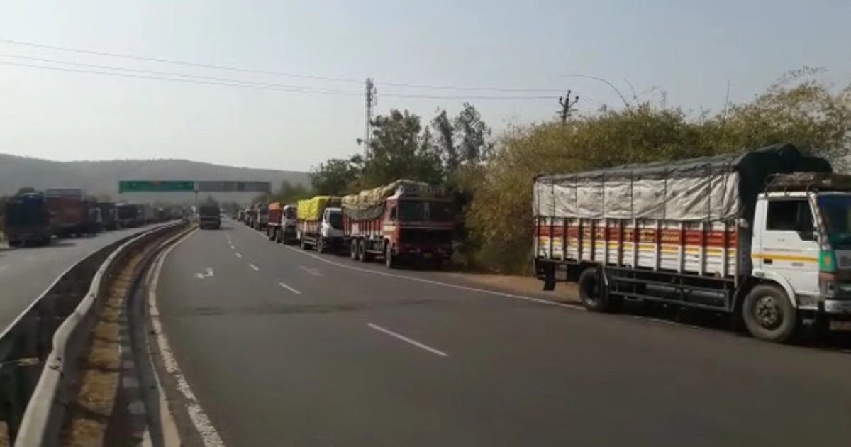 trucks pm modis visit effect trucks diverted on modasa kapadvanj 0.jpg