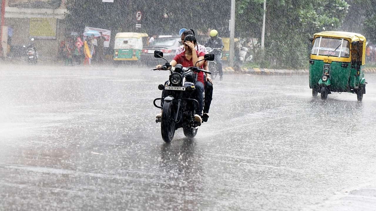 869633 gujarat rains 1