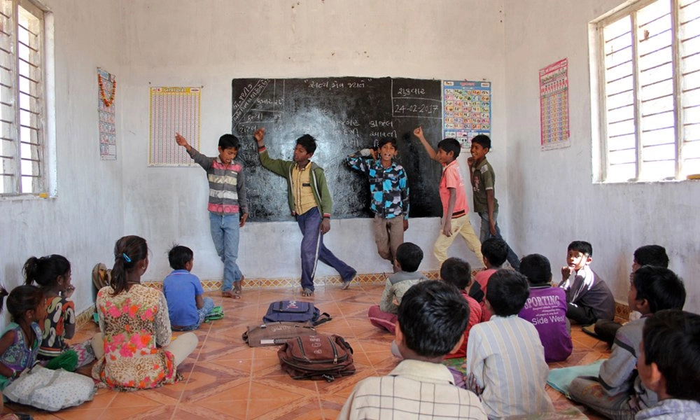 8children performingsonganddanceschooljogninar.jpg