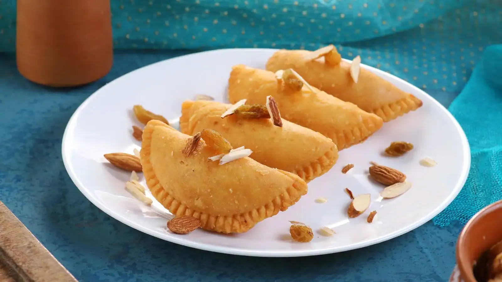 શું ખરેખર સોનું ખાઈ શકાય??? 2 Gujiya.jpg