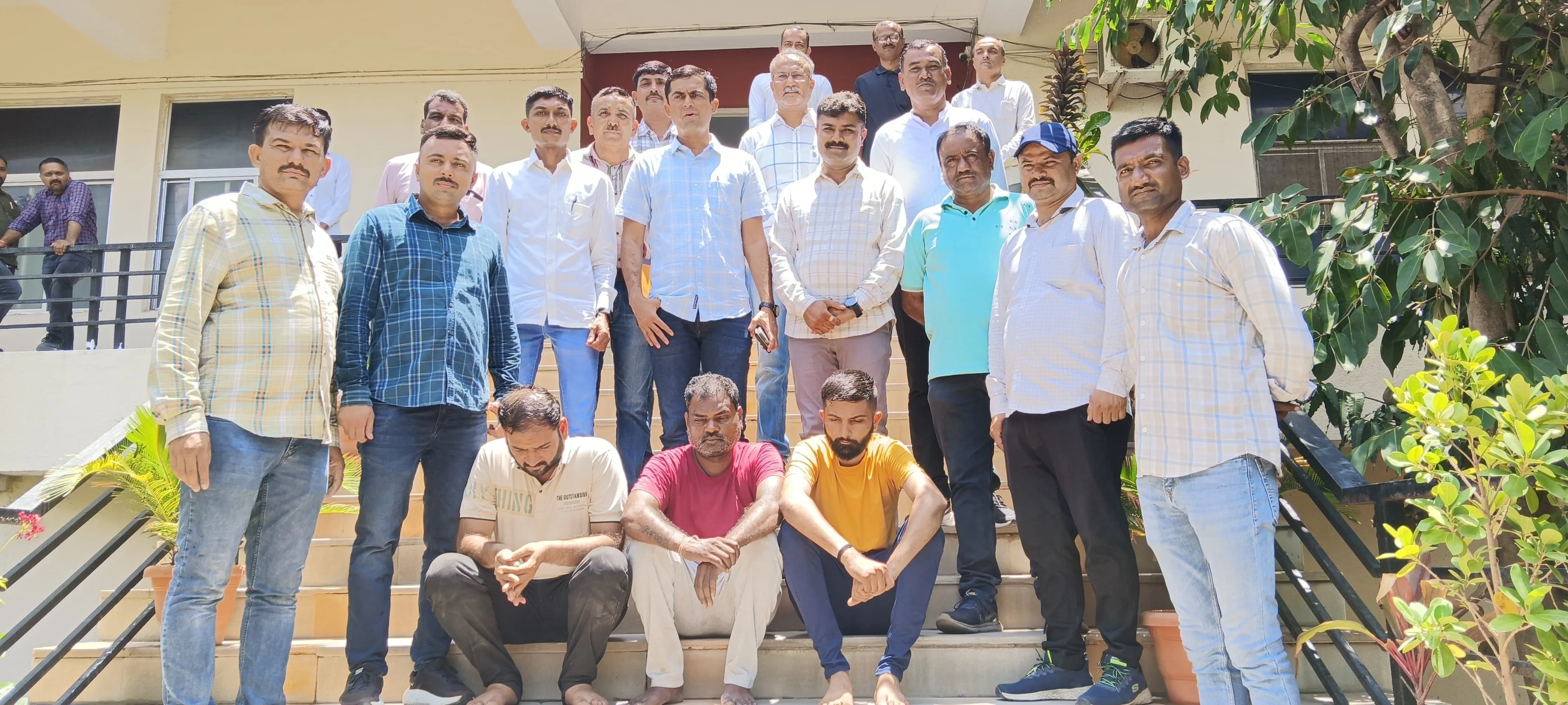 નકલી દારૂની ઓરિજિનલ ફેક્ટરી..!! જામનગરમાં કનસુમરા વિસ્તારમાં પોલીસે દરોડો પાડી કર્યો પર્દાફાશ 4 Accused Jamnagr.jpg